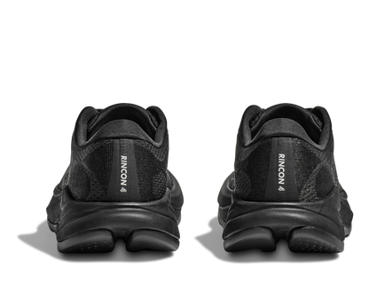 Hoka M Rincon 4 - En fjäderlätt sko med fantastisk dämpning men det slutar inte där. Denna sko är även otroligt responsiv. Svart färg på denna sko.