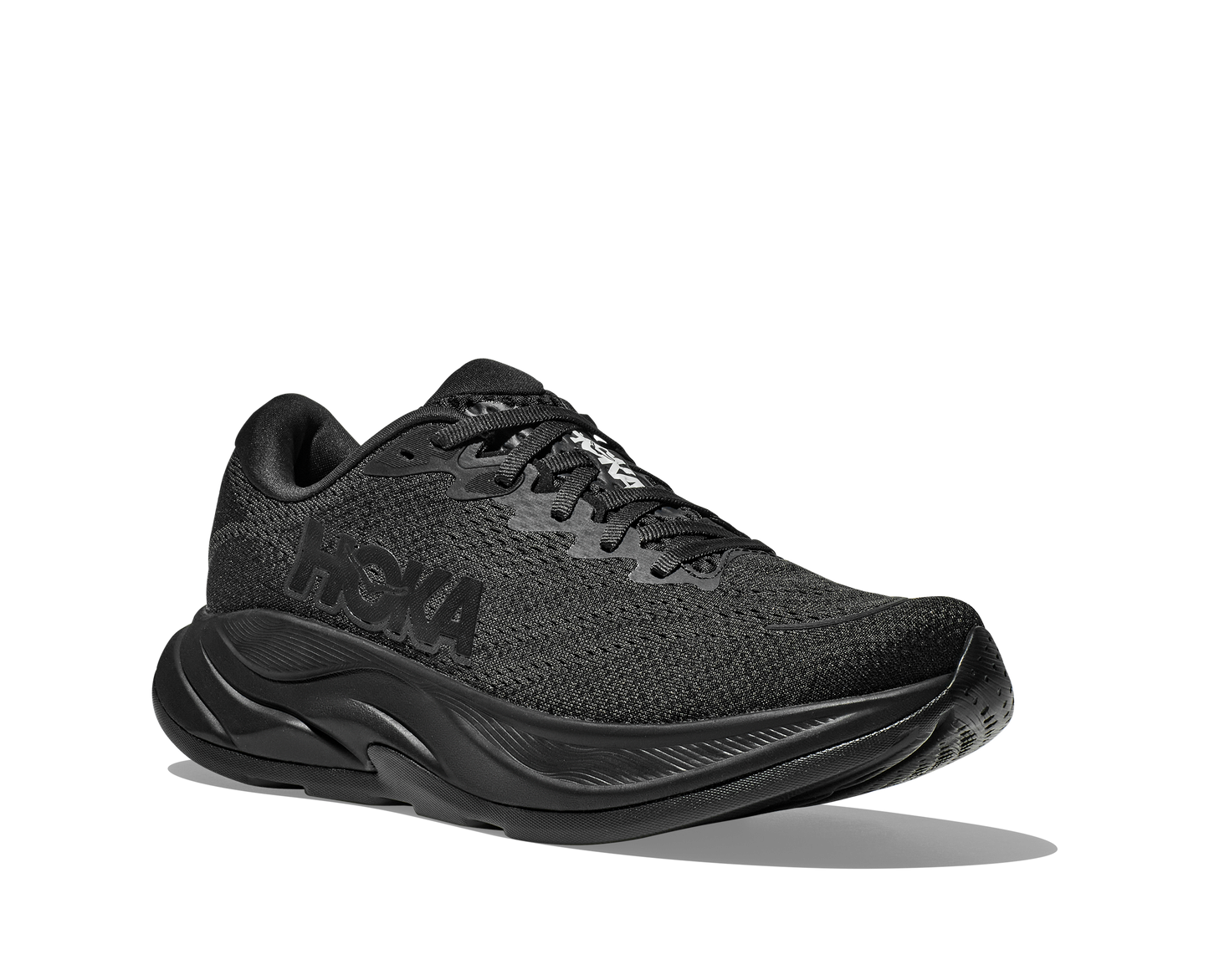 Hoka M Rincon 4 - En fjäderlätt sko med fantastisk dämpning men det slutar inte där. Denna sko är även otroligt responsiv. Svart färg på denna sko.