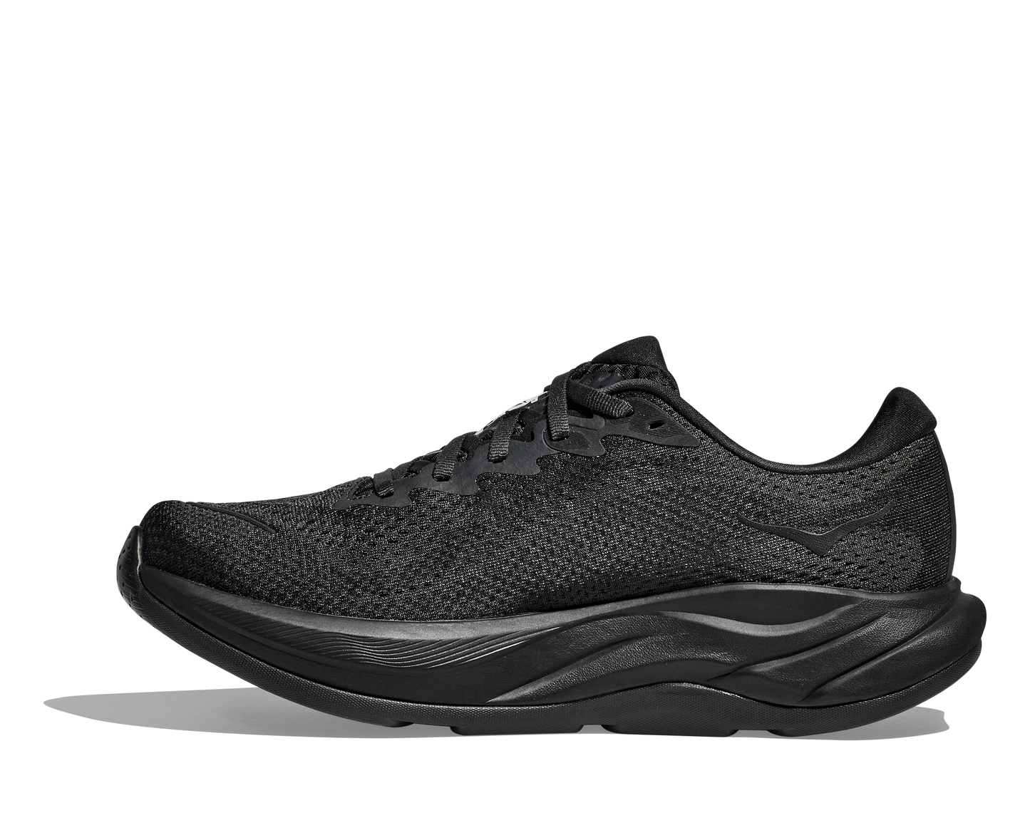 Hoka M Rincon 4 - En fjäderlätt sko med fantastisk dämpning men det slutar inte där. Denna sko är även otroligt responsiv. Svart färg på denna sko.