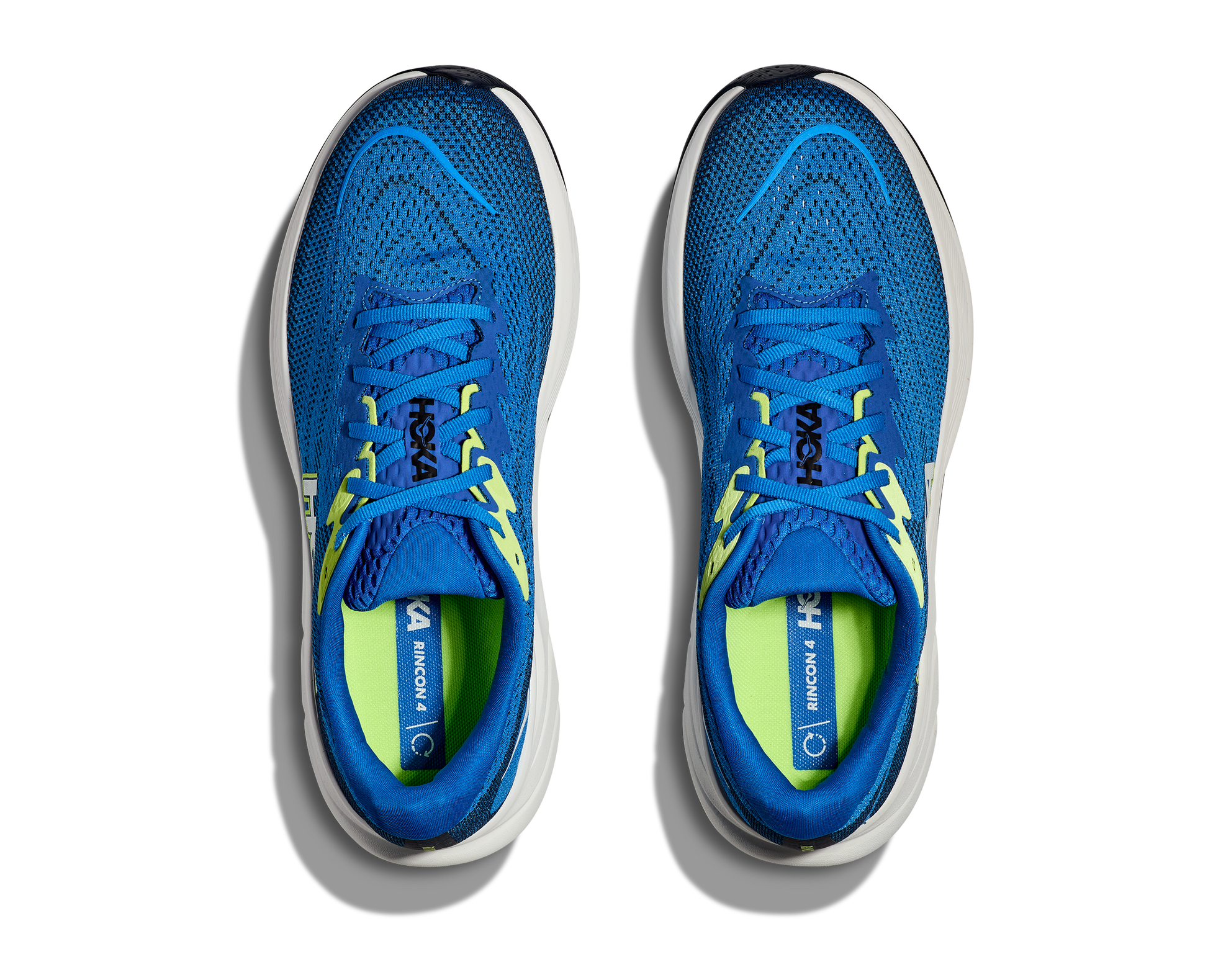 Hoka M Rincon 4 - En fjäderlätt sko med fantastisk dämpning men det slutar inte där. Denna sko är även otroligt responsiv. Denna sko är blå och vit med lime gröna detaljer.
