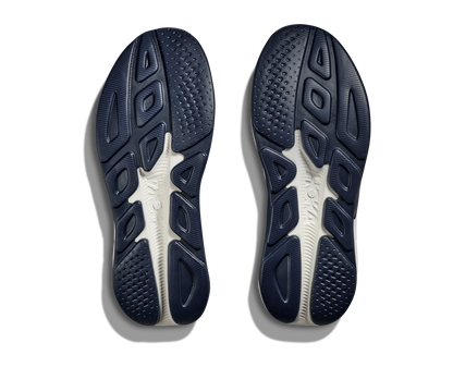 Hoka M Rincon 4 - En fjäderlätt sko med fantastisk dämpning men det slutar inte där. Denna sko är även otroligt responsiv. Denna sko är blå och vit med lime gröna detaljer.