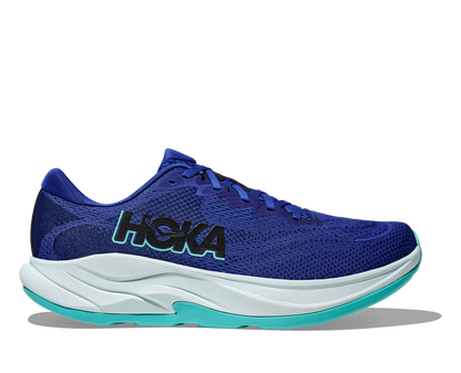 Hoka M Rincon 4 - En fjäderlätt sko med fantastisk dämpning men det slutar inte där. Denna sko är även otroligt responsiv. Blå och vit färg på denna sko med detaljer i svart och ljusare blå. 