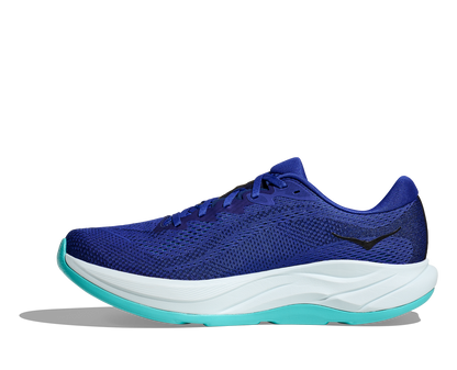 Hoka M Rincon 4 - En fjäderlätt sko med fantastisk dämpning men det slutar inte där. Denna sko är även otroligt responsiv. Blå och vit färg på denna sko med detaljer i svart och ljusare blå. 
