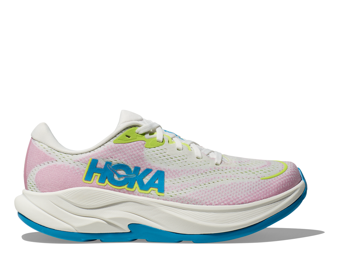 Hoka W Rincon 4 - En fjäderlätt sko med fantastisk dämpning men det slutar inte där. Denna sko är även otroligt responsiv. Vit/Rosa med blåa och gröna detaljer.