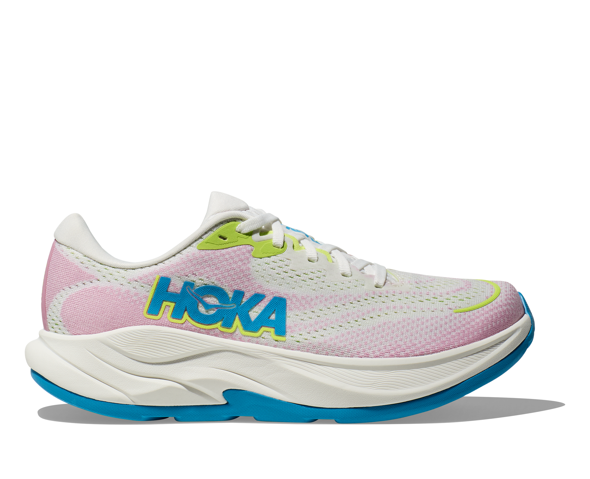 Hoka W Rincon 4 - En fjäderlätt sko med fantastisk dämpning men det slutar inte där. Denna sko är även otroligt responsiv. Vit/Rosa med blåa och gröna detaljer.