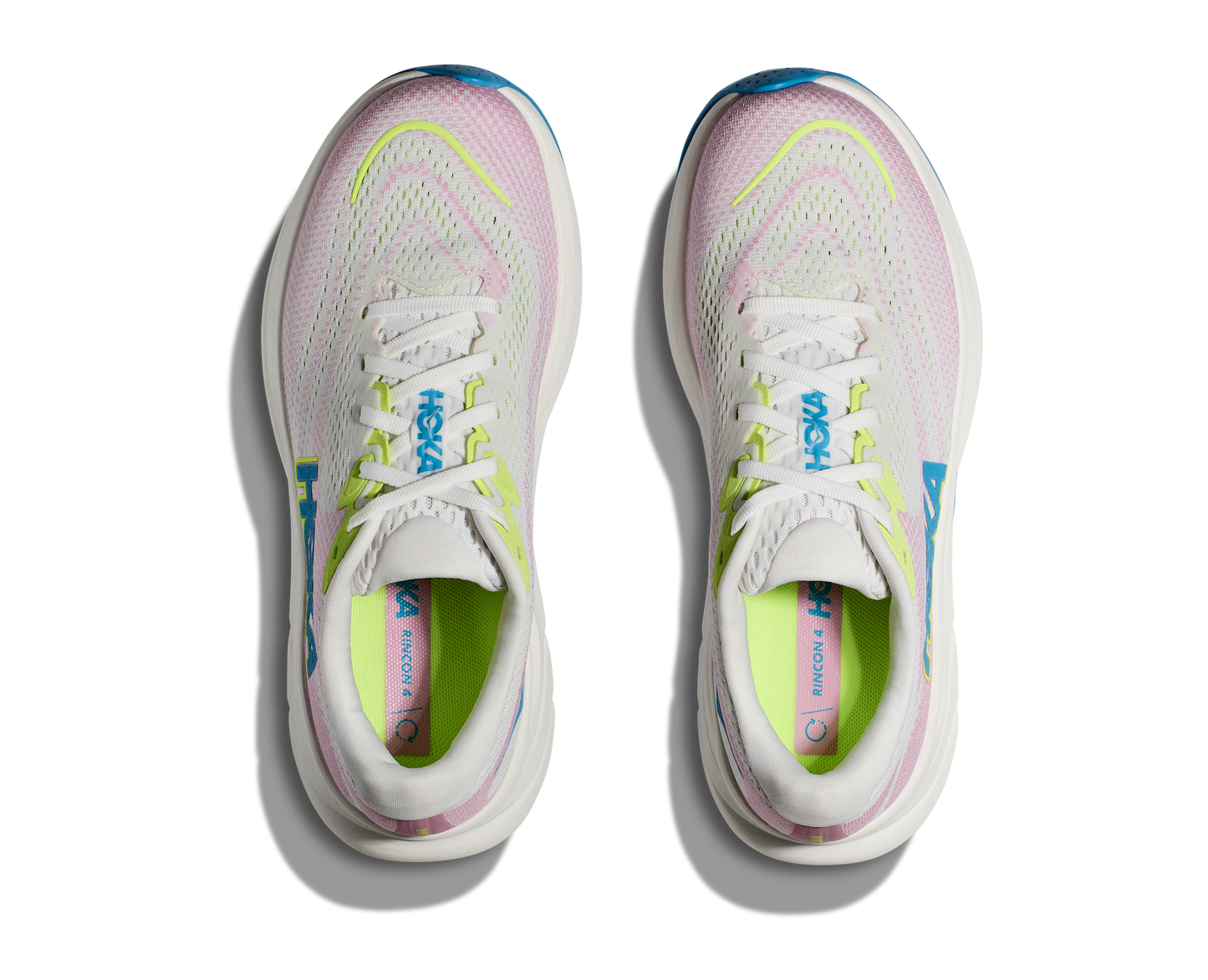 Hoka W Rincon 4 - En fjäderlätt sko med fantastisk dämpning men det slutar inte där. Denna sko är även otroligt responsiv. Vit/Rosa med blåa och gröna detaljer.
