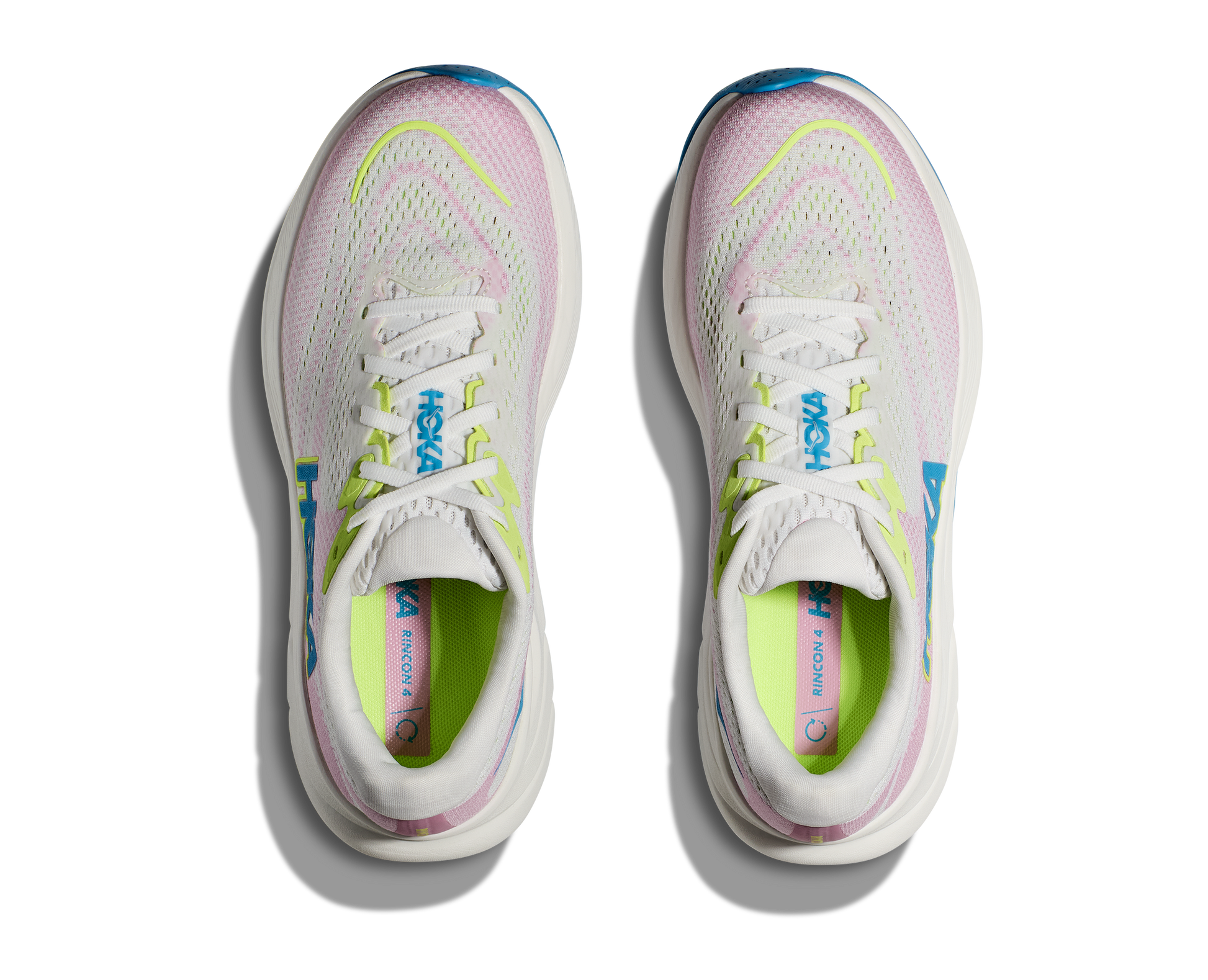Hoka W Rincon 4 - En fjäderlätt sko med fantastisk dämpning men det slutar inte där. Denna sko är även otroligt responsiv. Vit/Rosa med blåa och gröna detaljer.