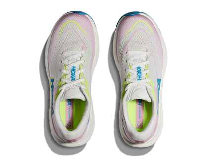 Hoka W Rincon 4 - En fjäderlätt sko med fantastisk dämpning men det slutar inte där. Denna sko är även otroligt responsiv. Vit/Rosa med blåa och gröna detaljer.