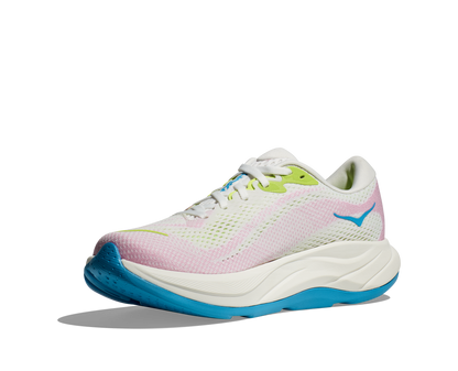 Hoka W Rincon 4 - En fjäderlätt sko med fantastisk dämpning men det slutar inte där. Denna sko är även otroligt responsiv. Vit/Rosa med blåa och gröna detaljer.