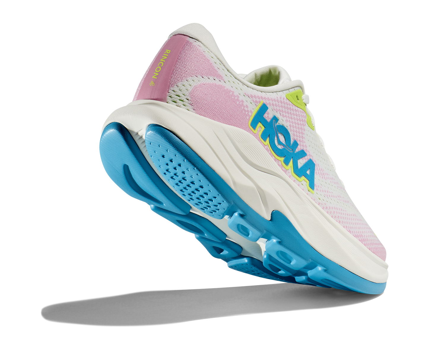 Hoka W Rincon 4 - En fjäderlätt sko med fantastisk dämpning men det slutar inte där. Denna sko är även otroligt responsiv. Vit/Rosa med blåa och gröna detaljer.