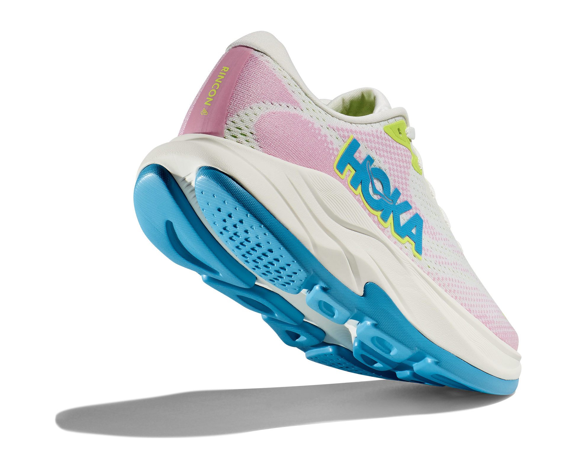 Hoka W Rincon 4 - En fjäderlätt sko med fantastisk dämpning men det slutar inte där. Denna sko är även otroligt responsiv. Vit/Rosa med blåa och gröna detaljer.
