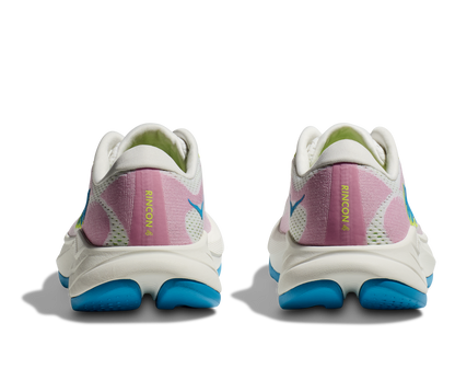 Hoka W Rincon 4 - En fjäderlätt sko med fantastisk dämpning men det slutar inte där. Denna sko är även otroligt responsiv. Vit/Rosa med blåa och gröna detaljer.