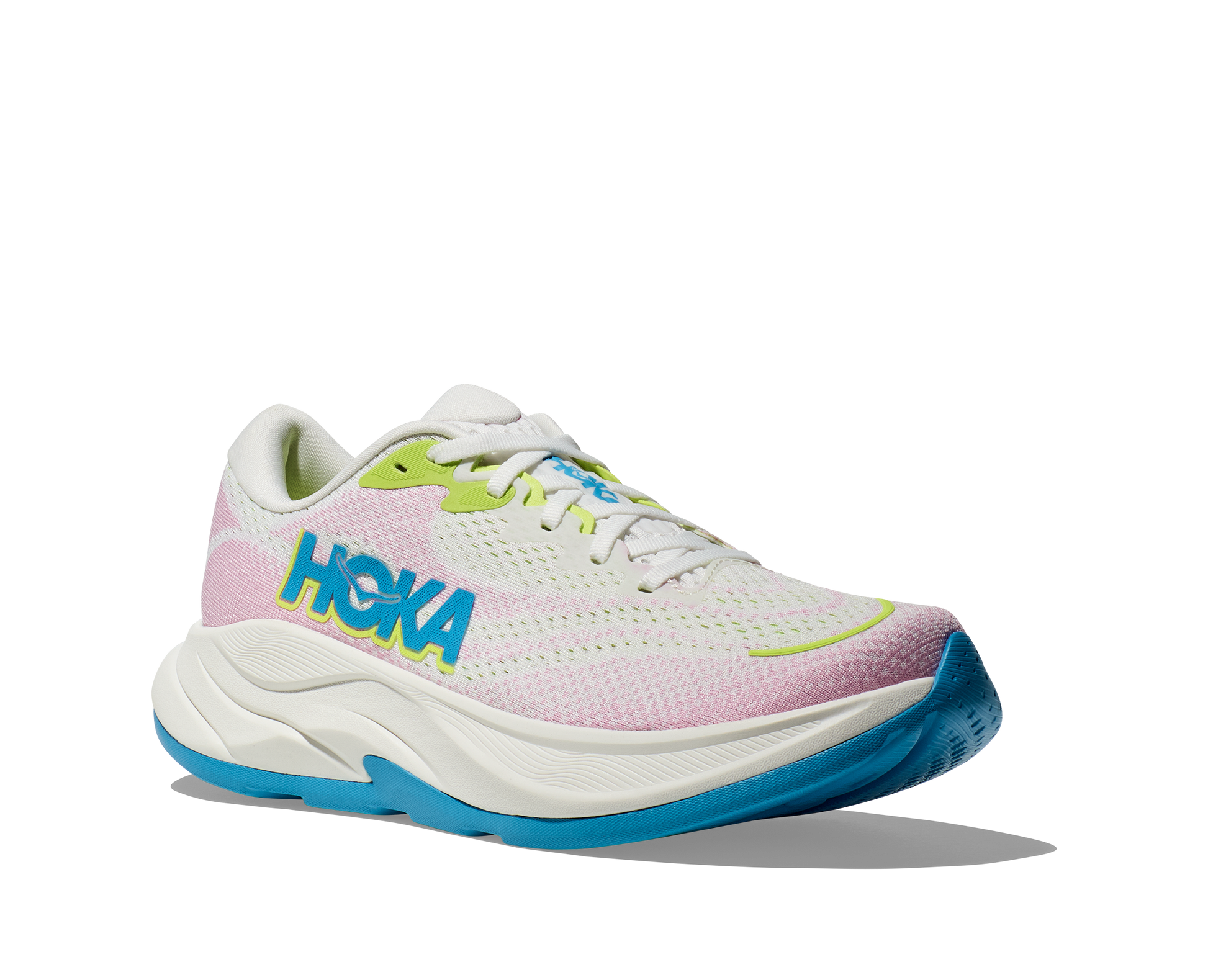 Hoka W Rincon 4 - En fjäderlätt sko med fantastisk dämpning men det slutar inte där. Denna sko är även otroligt responsiv. Vit/Rosa med blåa och gröna detaljer.