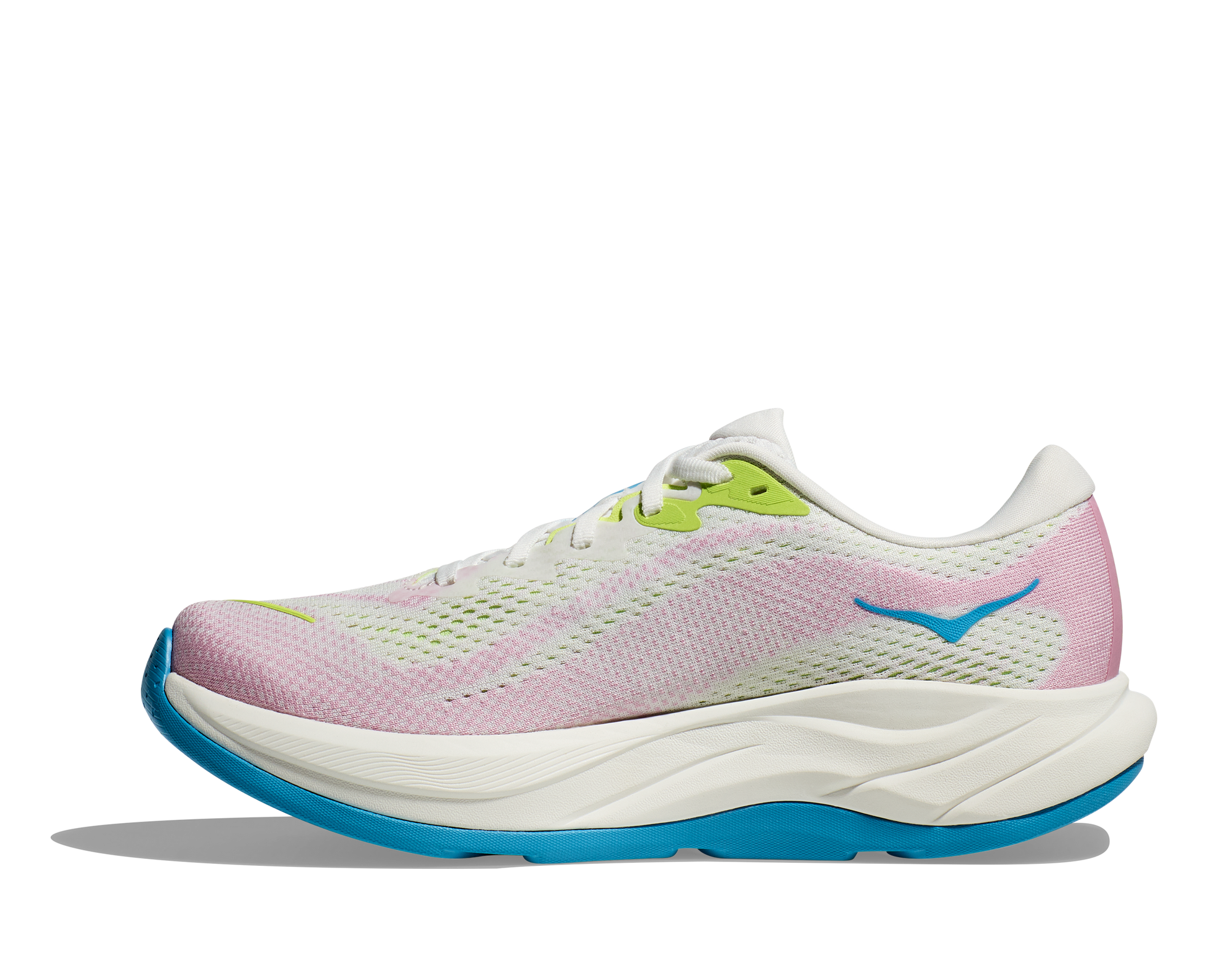 Hoka W Rincon 4 - En fjäderlätt sko med fantastisk dämpning men det slutar inte där. Denna sko är även otroligt responsiv. Vit/Rosa med blåa och gröna detaljer.