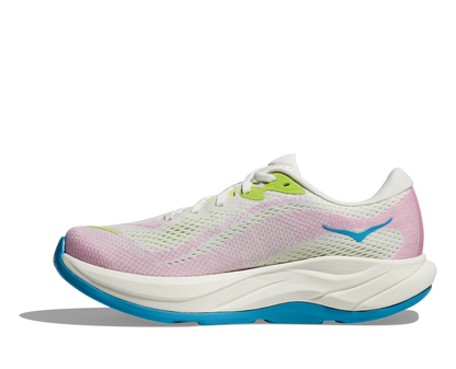 Hoka W Rincon 4 - En fjäderlätt sko med fantastisk dämpning men det slutar inte där. Denna sko är även otroligt responsiv. Vit/Rosa med blåa och gröna detaljer.