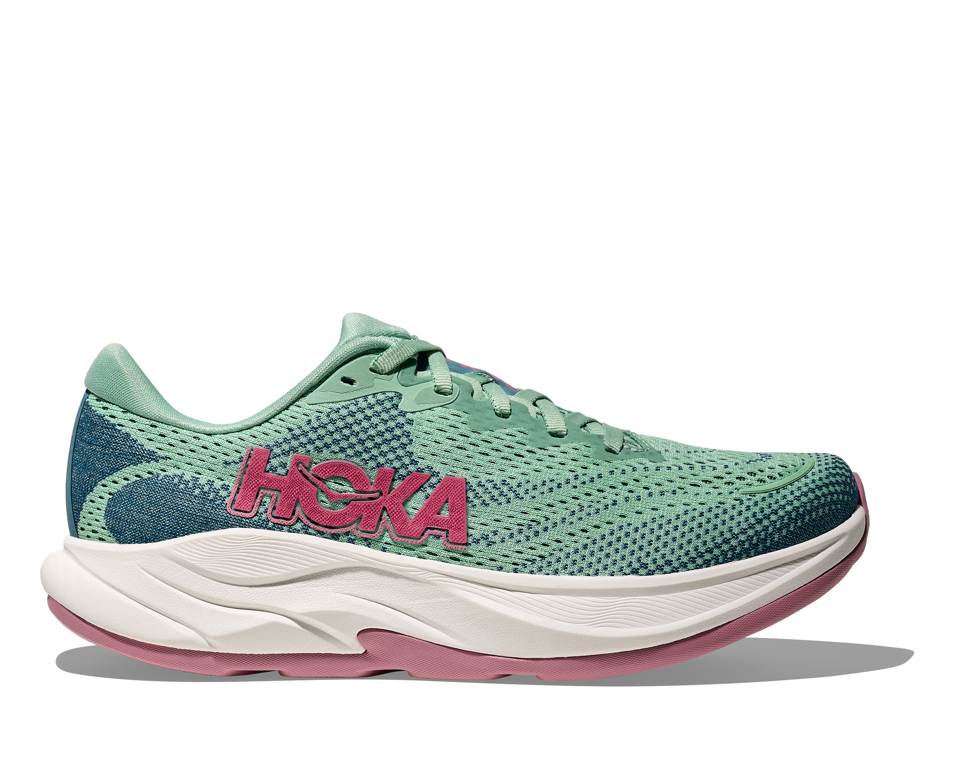 Hoka W Rincon 4 - En fjäderlätt sko med fantastisk dämpning men det slutar inte där. Denna sko är även otroligt responsiv. Grön, blå och vit färg med rosa detaljer. 