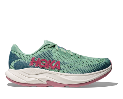 Hoka W Rincon 4 - En fjäderlätt sko med fantastisk dämpning men det slutar inte där. Denna sko är även otroligt responsiv. Grön, blå och vit färg med rosa detaljer. 