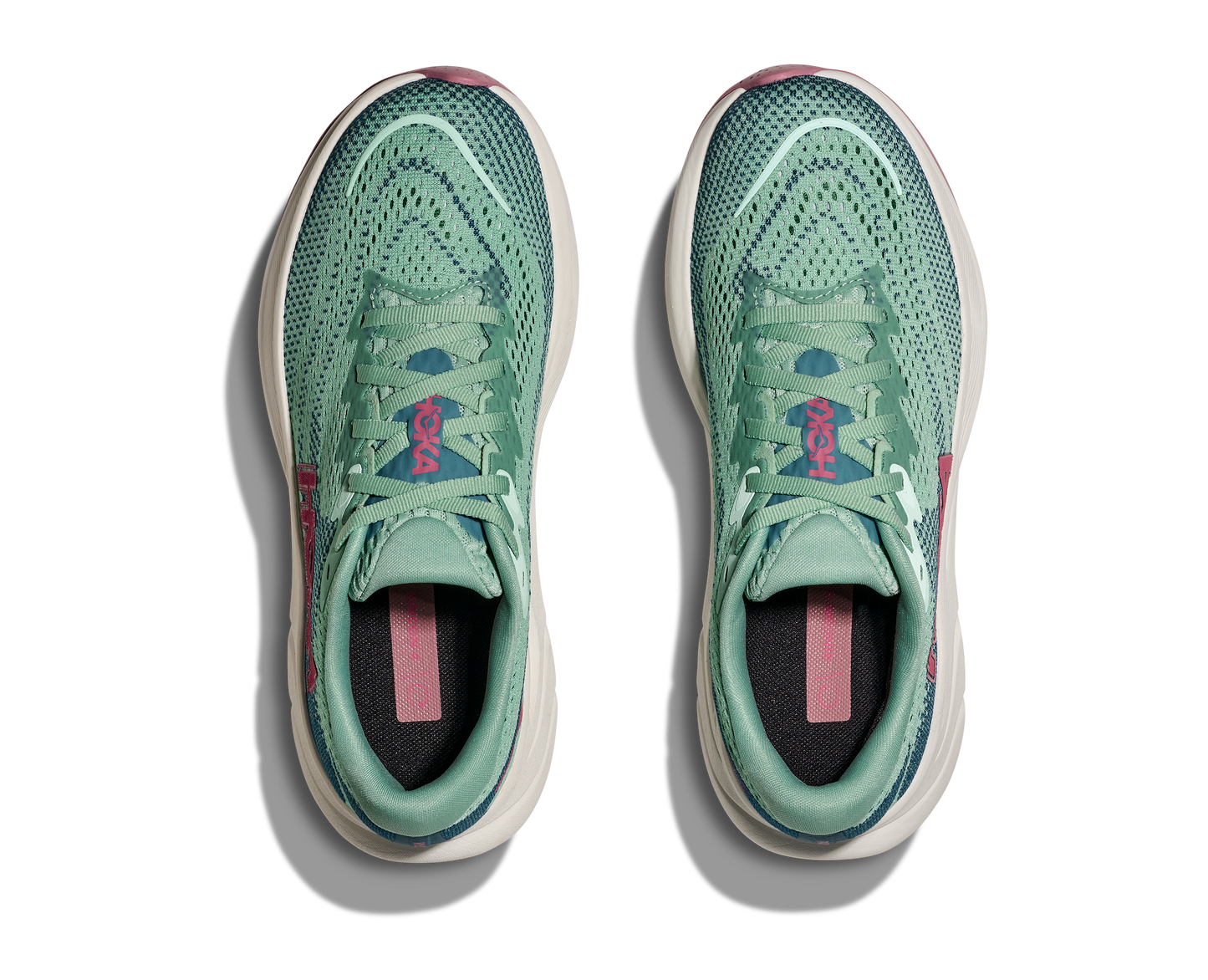 Hoka W Rincon 4 - En fjäderlätt sko med fantastisk dämpning men det slutar inte där. Denna sko är även otroligt responsiv. Grön, blå och vit färg med rosa detaljer. 