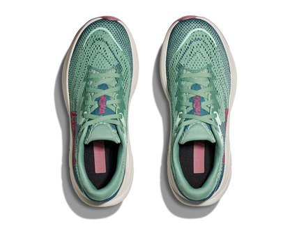 Hoka W Rincon 4 - En fjäderlätt sko med fantastisk dämpning men det slutar inte där. Denna sko är även otroligt responsiv. Grön, blå och vit färg med rosa detaljer. 