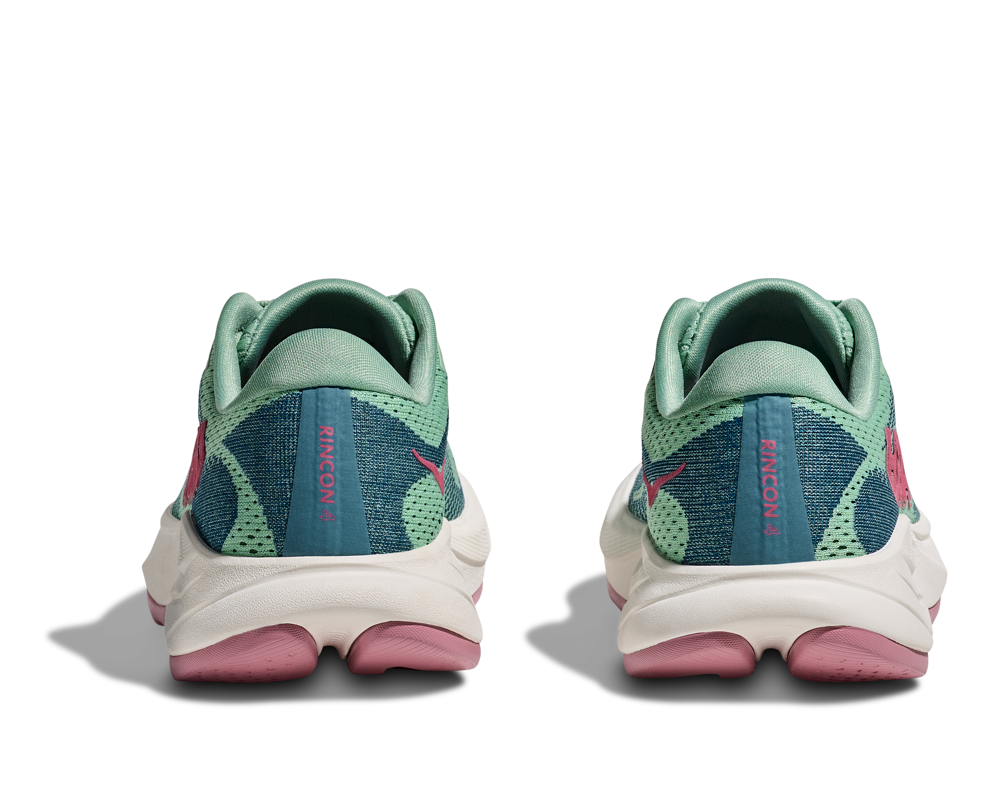 Hoka W Rincon 4 - En fjäderlätt sko med fantastisk dämpning men det slutar inte där. Denna sko är även otroligt responsiv. Grön, blå och vit färg med rosa detaljer. 