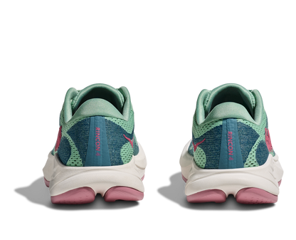 Hoka W Rincon 4 - En fjäderlätt sko med fantastisk dämpning men det slutar inte där. Denna sko är även otroligt responsiv. Grön, blå och vit färg med rosa detaljer. 