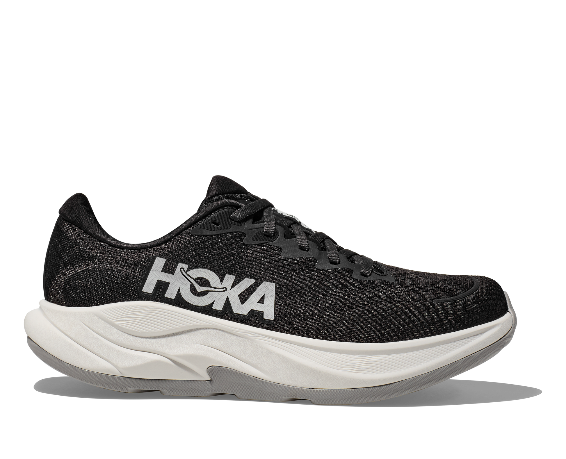 Hoka W Rincon 4 Wide - En fjäderlätt sko med fantastisk dämpning men det slutar inte där. Denna sko är även otroligt responsiv. Denna modell är även bredare i tå boxen. Svart och vit färg på denna sko.