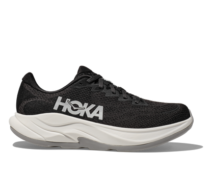 Hoka W Rincon 4 Wide - En fjäderlätt sko med fantastisk dämpning men det slutar inte där. Denna sko är även otroligt responsiv. Denna modell är även bredare i tå boxen. Svart och vit färg på denna sko.