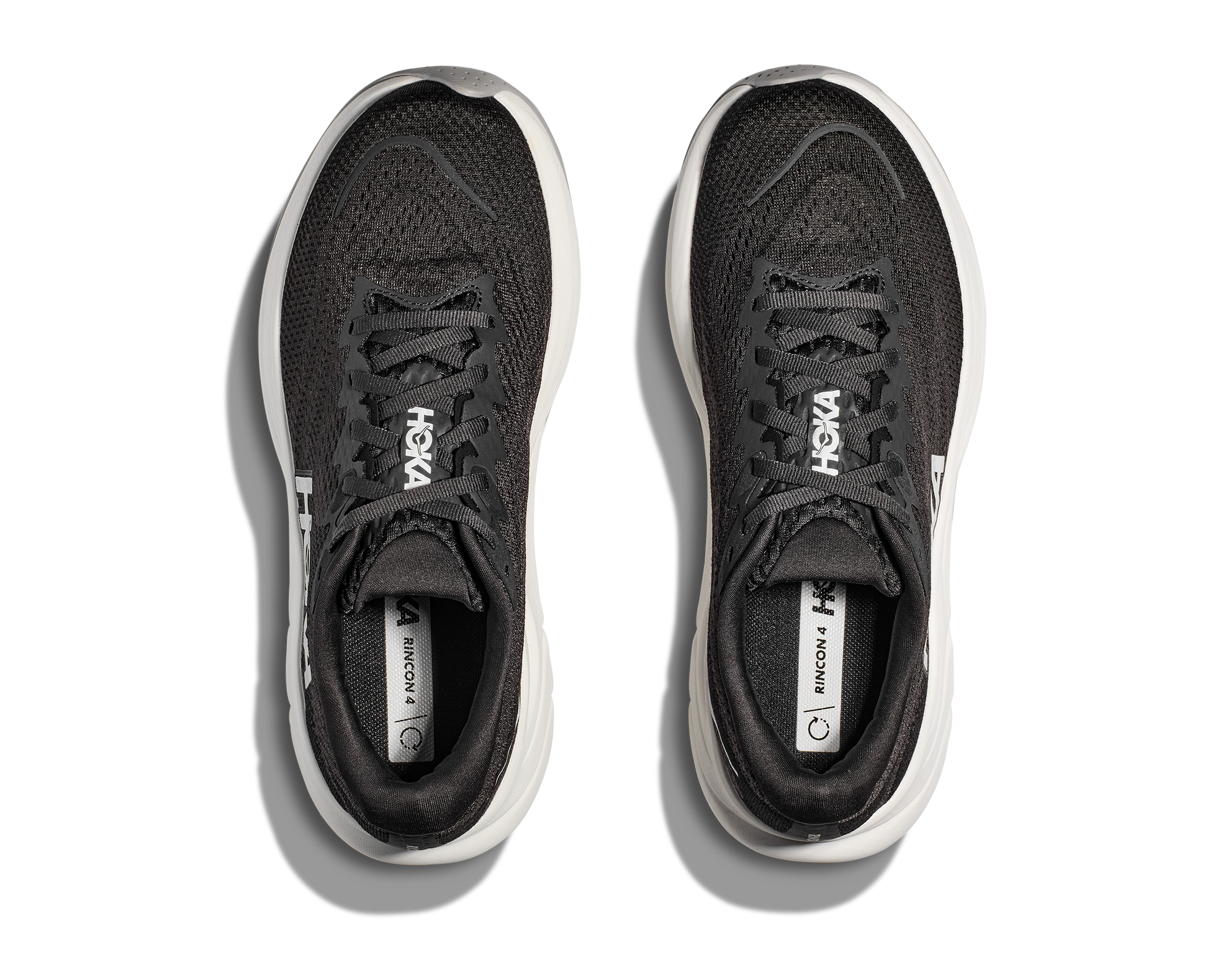 Hoka W Rincon 4 Wide - En fjäderlätt sko med fantastisk dämpning men det slutar inte där. Denna sko är även otroligt responsiv. Denna modell är även bredare i tå boxen. Svart och vit färg på denna sko.