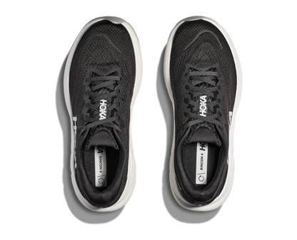 Hoka W Rincon 4 Wide - En fjäderlätt sko med fantastisk dämpning men det slutar inte där. Denna sko är även otroligt responsiv. Denna modell är även bredare i tå boxen. Svart och vit färg på denna sko.