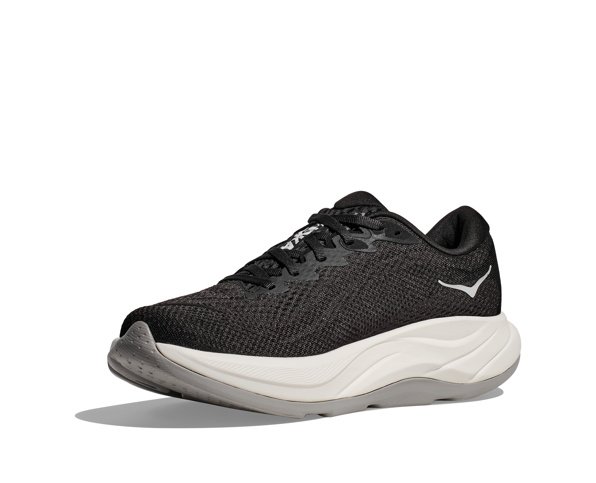 Hoka W Rincon 4 Wide - En fjäderlätt sko med fantastisk dämpning men det slutar inte där. Denna sko är även otroligt responsiv. Denna modell är även bredare i tå boxen. Svart och vit färg på denna sko.