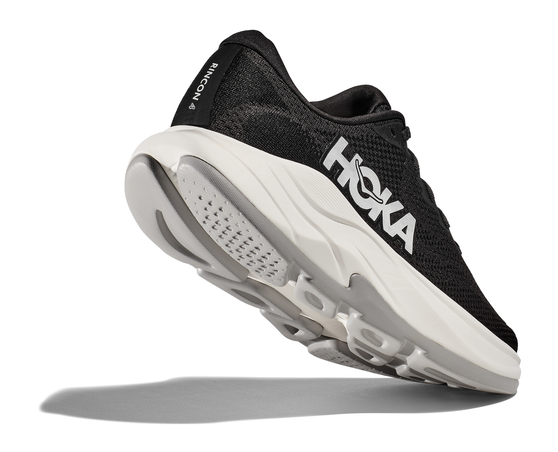 Hoka W Rincon 4 Wide - En fjäderlätt sko med fantastisk dämpning men det slutar inte där. Denna sko är även otroligt responsiv. Denna modell är även bredare i tå boxen. Svart och vit färg på denna sko.