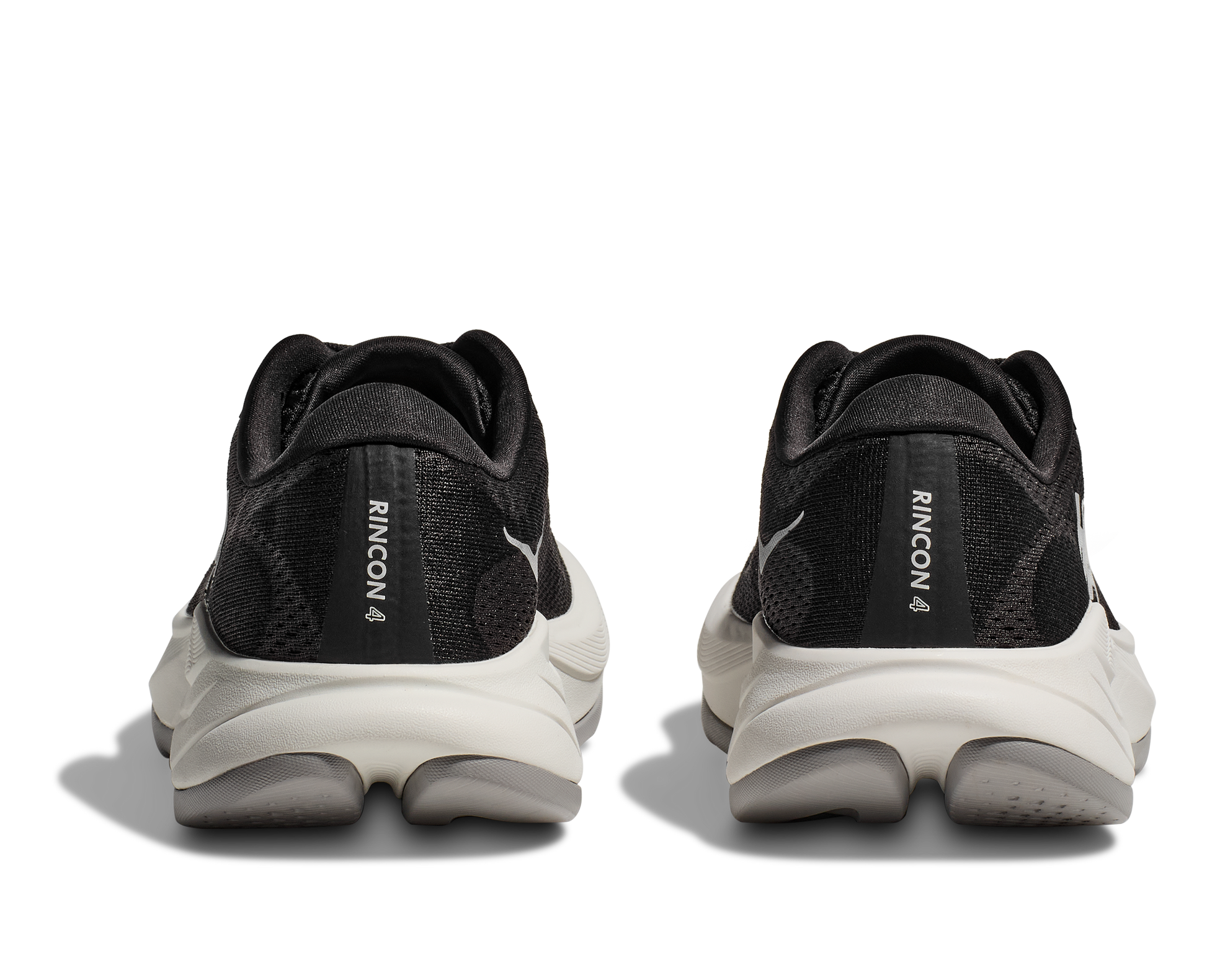 Hoka W Rincon 4 Wide - En fjäderlätt sko med fantastisk dämpning men det slutar inte där. Denna sko är även otroligt responsiv. Denna modell är även bredare i tå boxen. Svart och vit färg på denna sko.