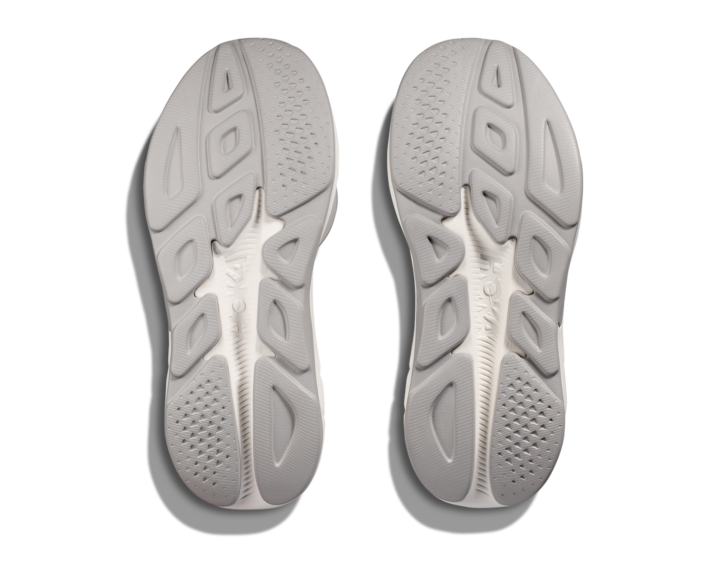 Hoka W Rincon 4 Wide - En fjäderlätt sko med fantastisk dämpning men det slutar inte där. Denna sko är även otroligt responsiv. Denna modell är även bredare i tå boxen. Svart och vit färg på denna sko.