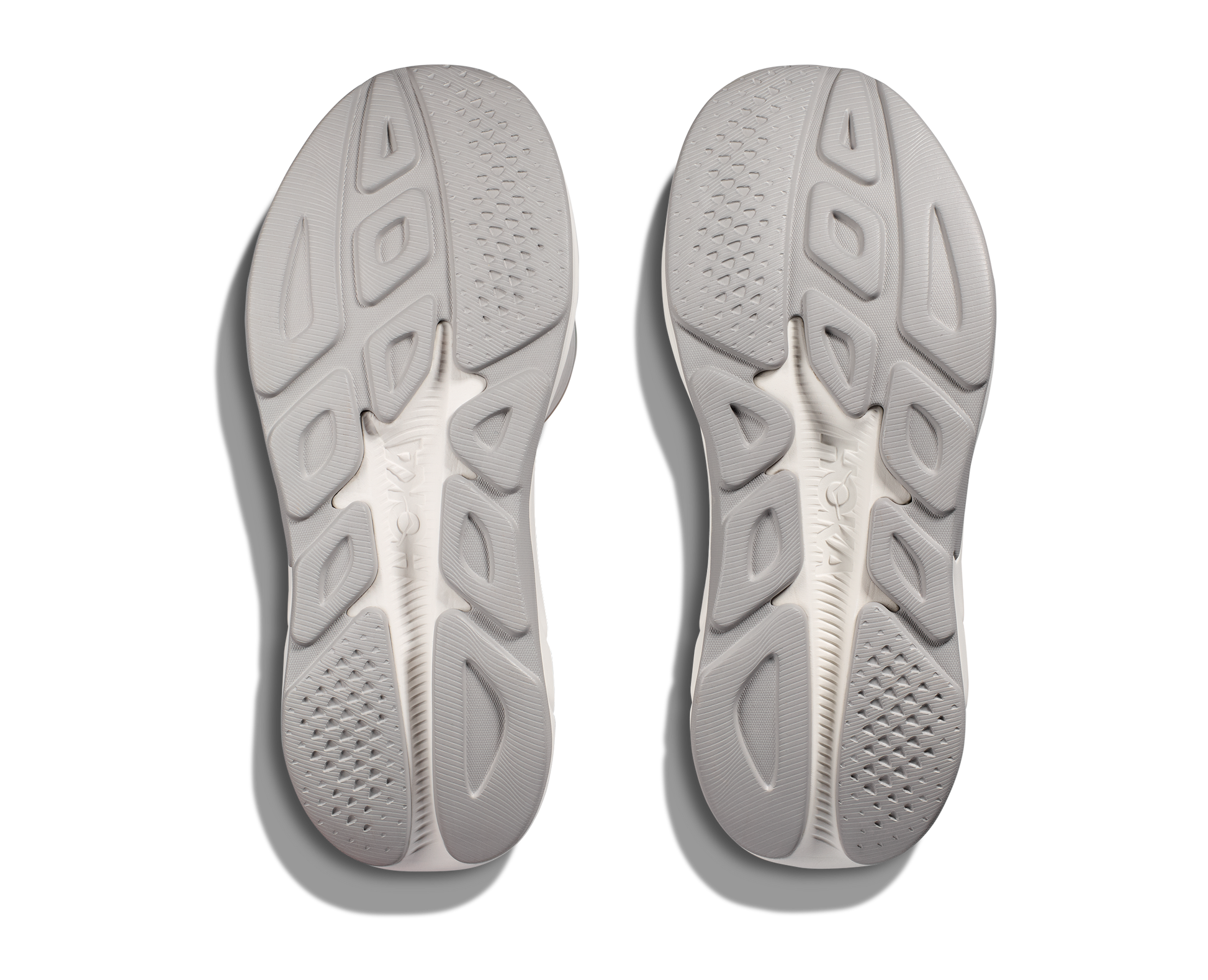 Hoka W Rincon 4 Wide - En fjäderlätt sko med fantastisk dämpning men det slutar inte där. Denna sko är även otroligt responsiv. Denna modell är även bredare i tå boxen. Svart och vit färg på denna sko.