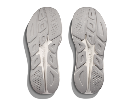 Hoka W Rincon 4 Wide - En fjäderlätt sko med fantastisk dämpning men det slutar inte där. Denna sko är även otroligt responsiv. Denna modell är även bredare i tå boxen. Svart och vit färg på denna sko.