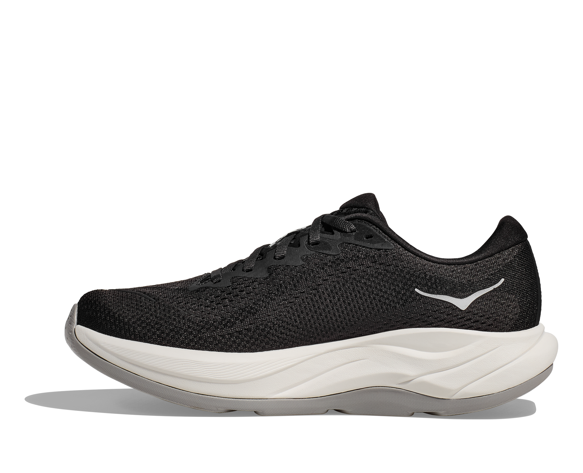 Hoka W Rincon 4 Wide - En fjäderlätt sko med fantastisk dämpning men det slutar inte där. Denna sko är även otroligt responsiv. Denna modell är även bredare i tå boxen. Svart och vit färg på denna sko.