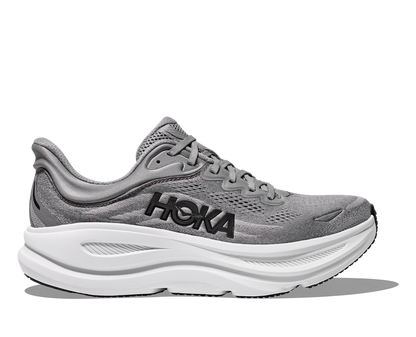 Hoka M Bondi 9, dämpad herrsko. Perfekt för en mjuk och skonsam löpning. Även en super bra arbetssko som avlastar kroppen under hela dagen. Här i grå färg med vit sula och svarta detaljer. Köp hos dina Hoka specialister i Sverige idag!