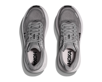 Hoka M Bondi 9, dämpad herrsko. Perfekt för en mjuk och skonsam löpning. Även en super bra arbetssko som avlastar kroppen under hela dagen. Här i grå färg med vit sula och svarta detaljer. Köp hos dina Hoka specialister i Sverige idag!