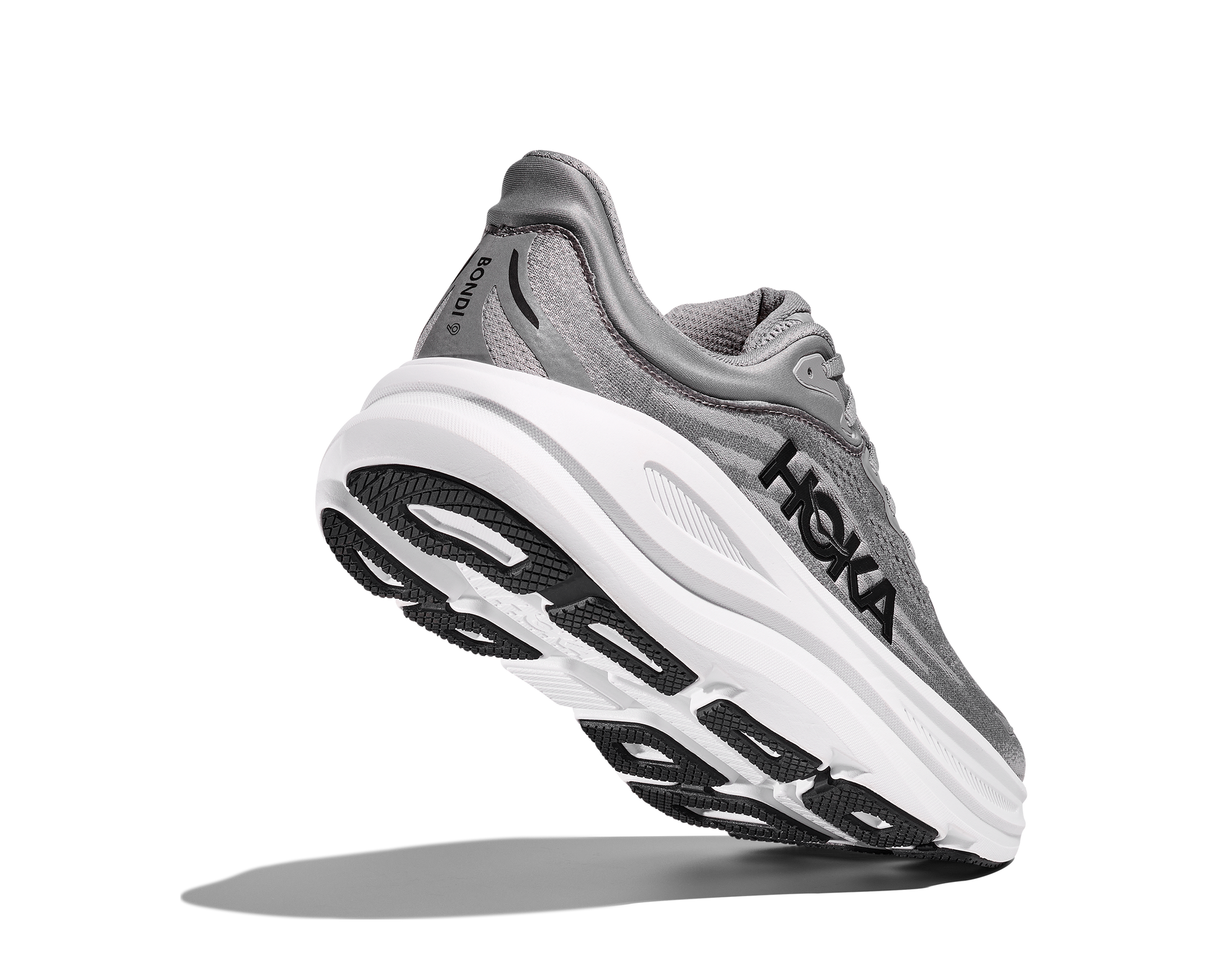 Hoka M Bondi 9, dämpad herrsko. Perfekt för en mjuk och skonsam löpning. Även en super bra arbetssko som avlastar kroppen under hela dagen. Här i grå färg med vit sula och svarta detaljer. Köp hos dina Hoka specialister i Sverige idag!