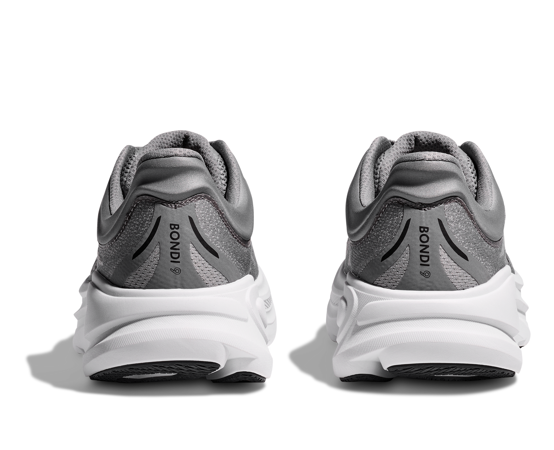 Hoka M Bondi 9, dämpad herrsko. Perfekt för en mjuk och skonsam löpning. Även en super bra arbetssko som avlastar kroppen under hela dagen. Här i grå färg med vit sula och svarta detaljer. Köp hos dina Hoka specialister i Sverige idag!