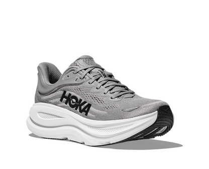 Hoka M Bondi 9, dämpad herrsko. Perfekt för en mjuk och skonsam löpning. Även en super bra arbetssko som avlastar kroppen under hela dagen. Här i grå färg med vit sula och svarta detaljer. Köp hos dina Hoka specialister i Sverige idag!