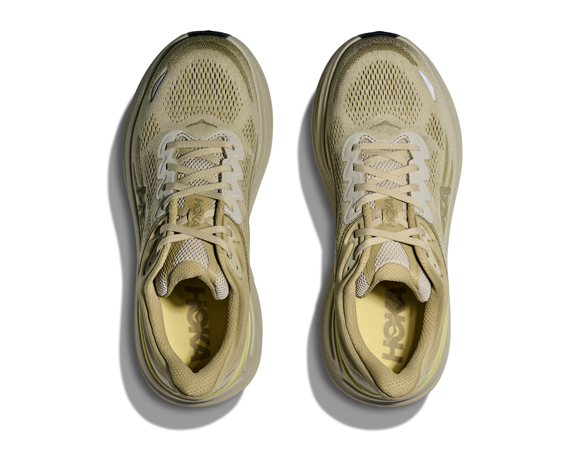 Hoka M Bondi 9, dämpad herrsko. Perfekt för en mjuk och skonsam löpning. Även en super bra arbetssko som avlastar kroppen under hela dagen. Gröna och beigea nyanser på denna sko med gula detaljer. Köp hos dina Hoka specialister i Sverige idag!