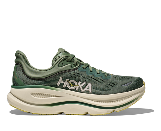 Hoka M Bondi 9, dämpad herrsko. Perfekt för en mjuk och skonsam löpning. Även en super bra arbetssko som avlastar kroppen under hela dagen.  Här i grön nyans med beige sula och gula detaljer.  Köp hos dina Hoka specialister i Sverige idag!