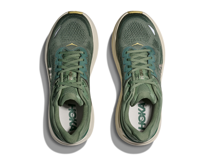 Hoka M Bondi 9, dämpad herrsko. Perfekt för en mjuk och skonsam löpning. Även en super bra arbetssko som avlastar kroppen under hela dagen.  Här i grön nyans med beige sula och gula detaljer.  Köp hos dina Hoka specialister i Sverige idag!