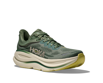 Hoka M Bondi 9, dämpad herrsko. Perfekt för en mjuk och skonsam löpning. Även en super bra arbetssko som avlastar kroppen under hela dagen.  Här i grön nyans med beige sula och gula detaljer.  Köp hos dina Hoka specialister i Sverige idag!