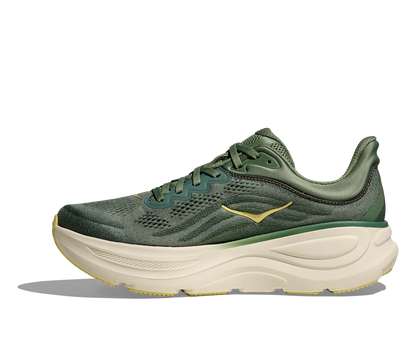 Hoka M Bondi 9, dämpad herrsko. Perfekt för en mjuk och skonsam löpning. Även en super bra arbetssko som avlastar kroppen under hela dagen.  Här i grön nyans med beige sula och gula detaljer.  Köp hos dina Hoka specialister i Sverige idag!