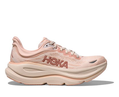 Hoka W Bondi 9, dämpad damsko. Perfekt för en mjuk och skonsam löpning. Även en super bra arbetssko som avlastar kroppen under hela dagen.  Här i härliga rosa och beigea nyanser.  Köp hos dina Hoka specialister i Sverige idag!