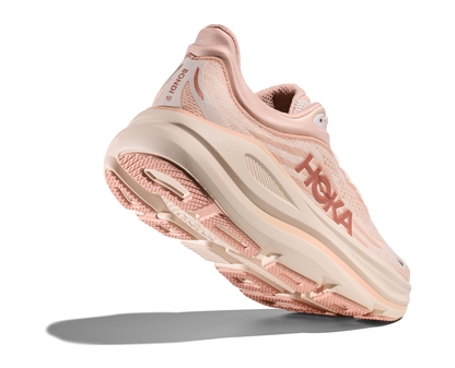 Hoka W Bondi 9, dämpad damsko. Perfekt för en mjuk och skonsam löpning. Även en super bra arbetssko som avlastar kroppen under hela dagen.  Här i härliga rosa och beigea nyanser.  Köp hos dina Hoka specialister i Sverige idag!
