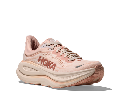 Hoka W Bondi 9, dämpad damsko. Perfekt för en mjuk och skonsam löpning. Även en super bra arbetssko som avlastar kroppen under hela dagen.  Här i härliga rosa och beigea nyanser.  Köp hos dina Hoka specialister i Sverige idag!