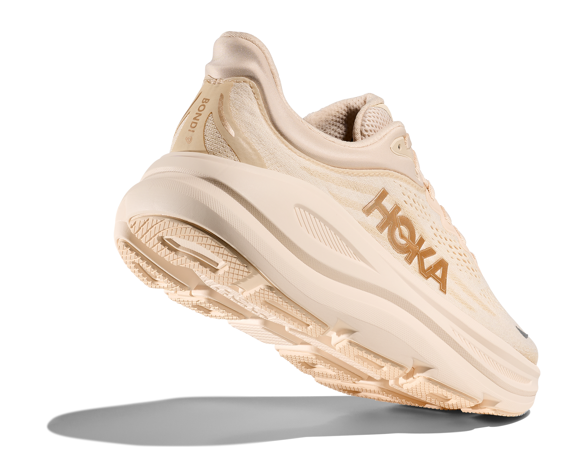 Hoka W Bondi 9, dämpad damsko. Perfekt för en mjuk och skonsam löpning. Även en super bra arbetssko som avlastar kroppen under hela dagen. Här i beige nyans. Köp hos dina Hoka specialister i Sverige idag!